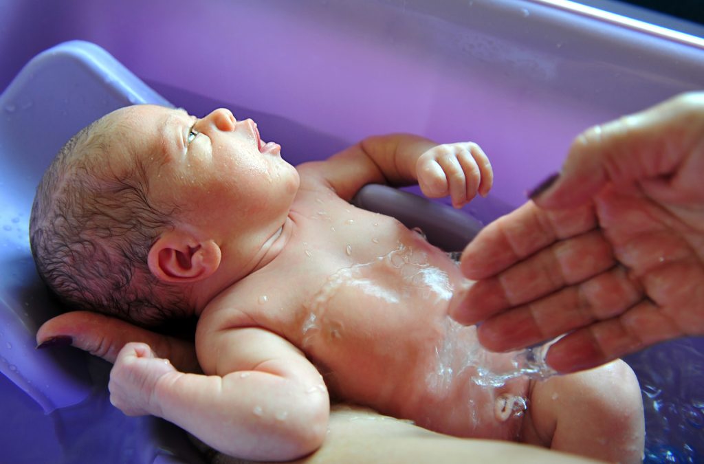 An easy step by step guide on how to bathe a newborn baby
