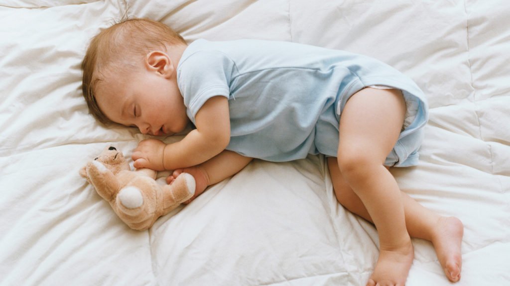 Baby sleeping on side: Is it safe and best positions