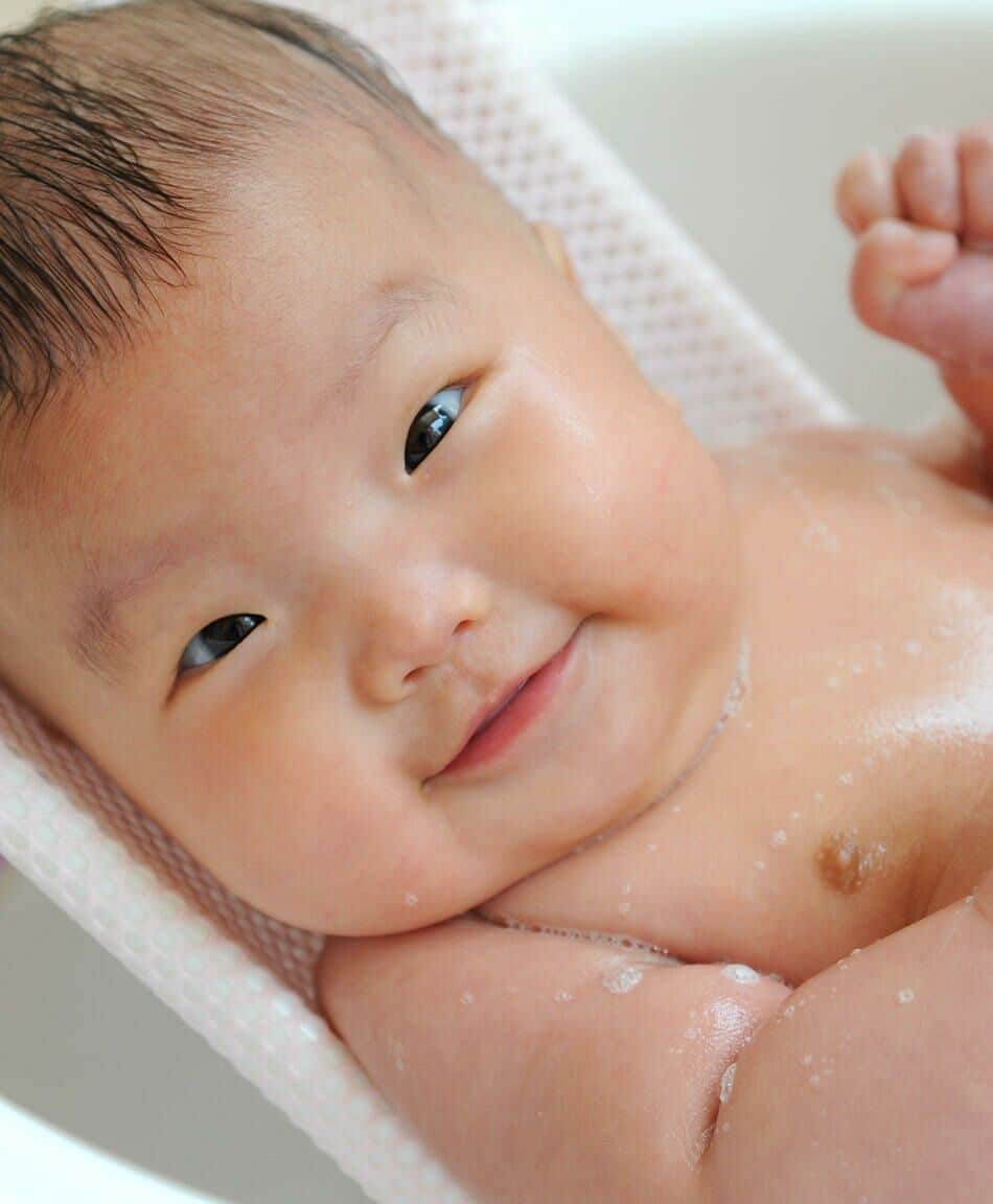 Babyâs First Bath: How to Bathe a Newborn in 2020 (With images ...