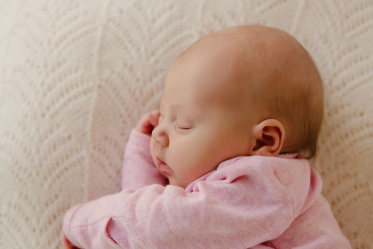 Can Newborns Sleep On Their Side? (5 Reasons to Avoid It)