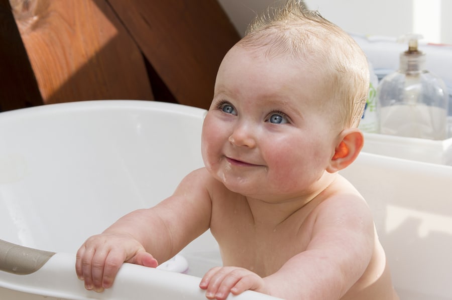 How Long Should I Bathe My Baby : How to Bathe a Newborn
