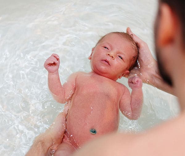 How Soon After Umbilical Cord Falls Off Can Baby Bathe
