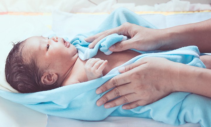How to Bathe a Baby: Your Newborns First Bath