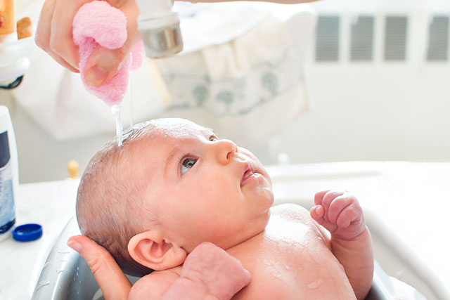 How to give your newborn a sponge bath