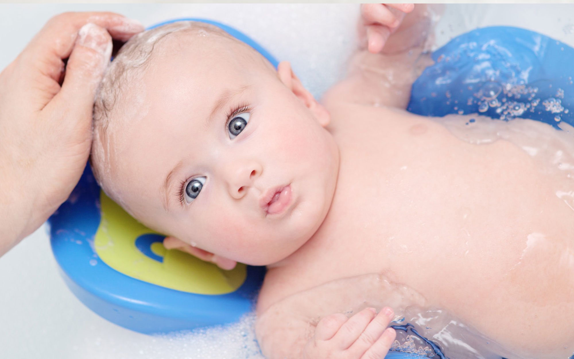 When should I give my baby the first bath?